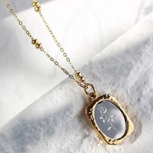NWOT - Simple And Elegant Mirror Rose Stainless Steel Pendant Necklace 🪞🌹